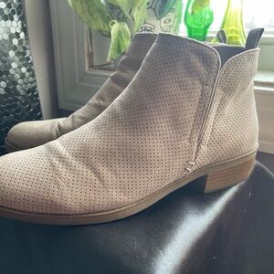 Tan booties size 9 universal thread brand